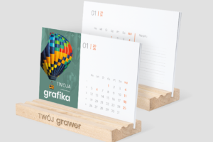 Kalendarz biurkowy z miejscem na przybory do pisania