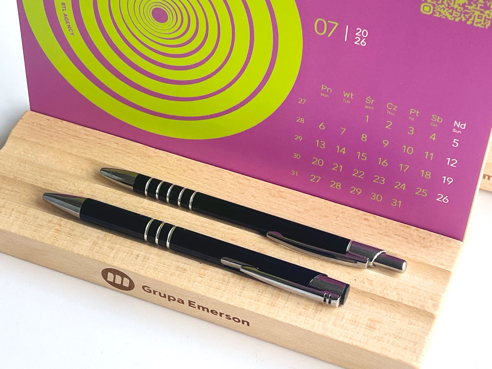 Kalendarz z drewnianą podkładką