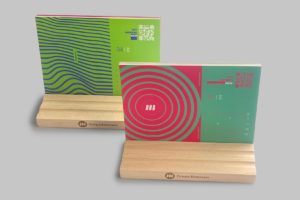 Kalendarz z drewnianą podkładką