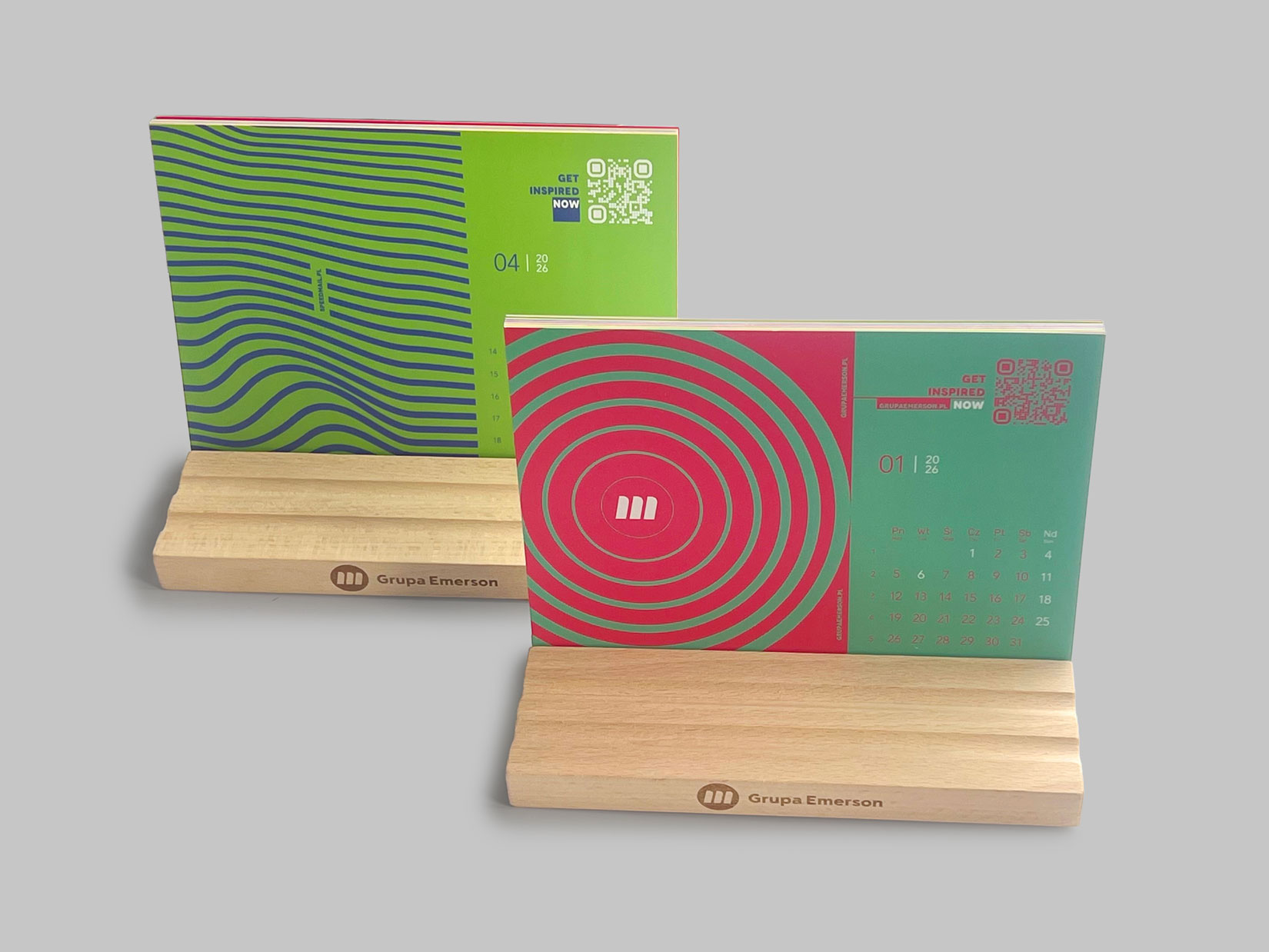 Kalendarz z drewnianą podkładką