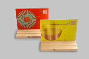 Kalendarz z drewnianą podkładką