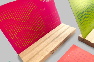 Kalendarz z drewnianą podkładką