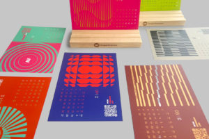 Kalendarz z drewnianą podkładką